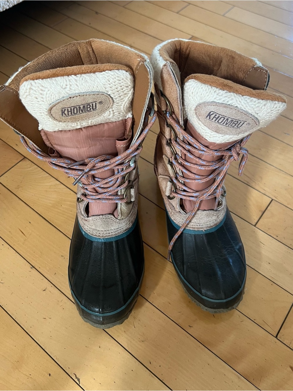 Khombu Women's Black and Tan Lace-Up Insulated Winter Boots.. size 7